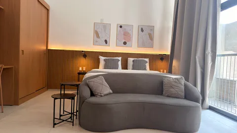 Studio do Heritage X, com cama king, estar e cozinha equipada