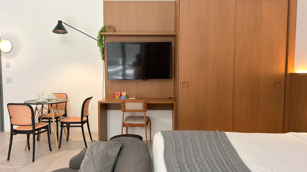Studio do Heritage X, com cama king, estar e cozinha equipada