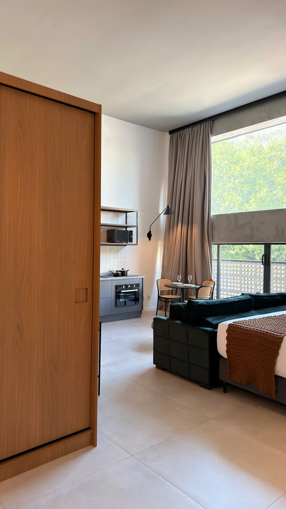 Studio do Heritage X, com cama king, estar e cozinha equipada