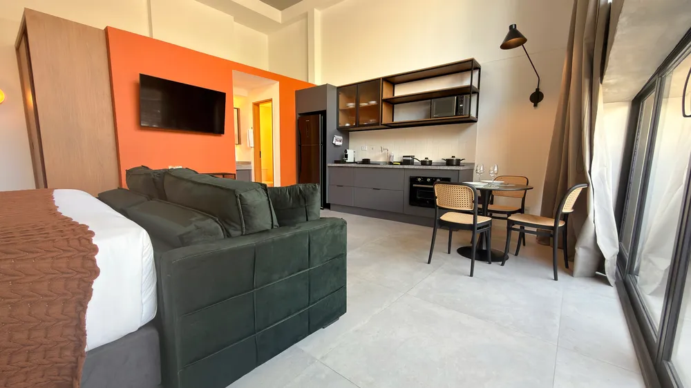 Studio do Heritage X, com cama king, estar e cozinha equipada