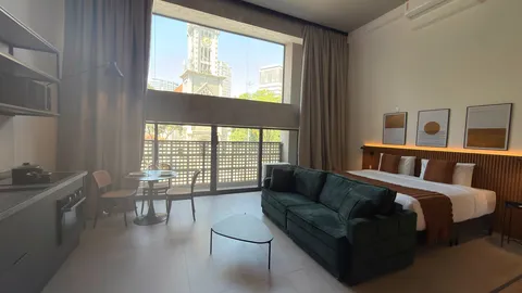 Studio do Heritage X, com cama king, estar e cozinha equipada