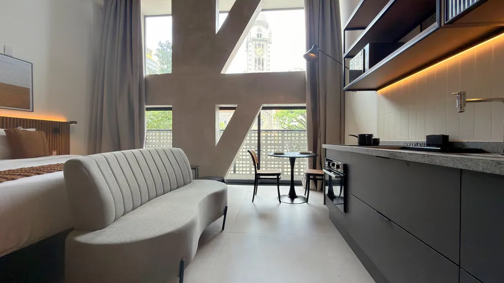 Studio do Heritage X, com cama king, estar e cozinha equipada