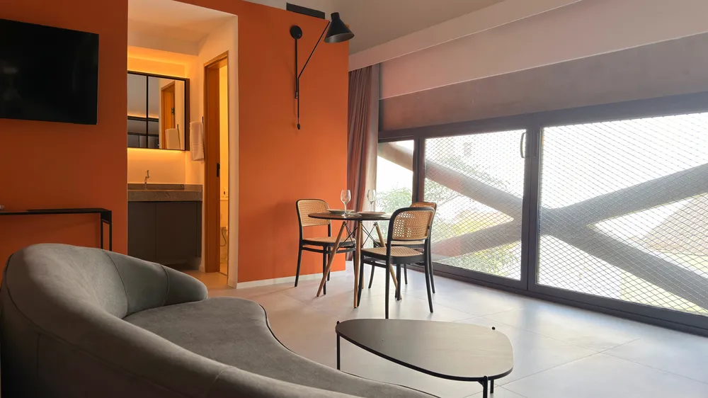 Studio do Heritage X, com cama king, estar e cozinha equipada